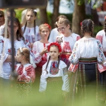 În Neamț, la Săbăoani, copiii duc tradițiile mai departe