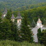 Mănăstiri pline de istorie din Ţinutul Neamṭ