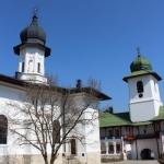 Așteptând Lumina Sfântă la mănăstirile nemțene