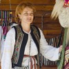 Mesterul popular Ionela Lungu in fata atelierului de langa Cetatea Neamt
